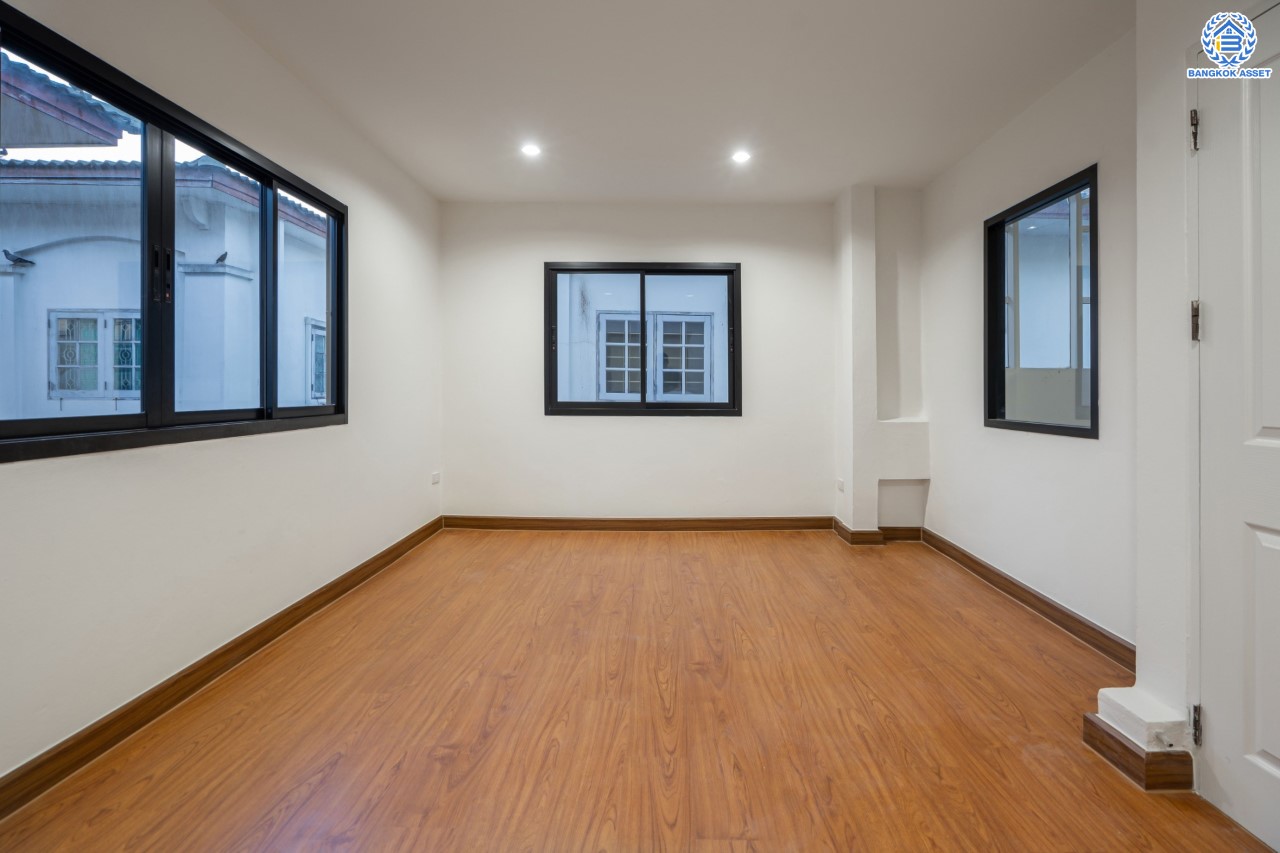 ทาวน์เฮ้าส์มือสองนนทบุรี ม.สรานนท์ ติวานนท์-ปากเกร็ด ทาวน์เฮ้าส์ 3ชั้นครึ่ง หลังมุม เนื้อที่ 26 ตร.ว. ฟังก์ชัน 4 ห้องนอน 3 ห้องน้ำ จอดรถได้ 1 คัน พร้อม Living Room กว้างขวาง บนทำเลติดถนนติวานนท์ ใกล้เซ็นทรัลแจ้งวัฒนะ รถไฟฟ้าสายสีชมพู "สถานีปากเกร็ด" และทางด่วน "ศรีรัช"...